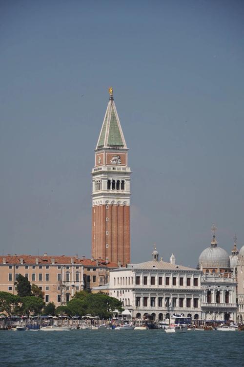 钟楼附近有个威尼斯的商场（钟楼附近有个威尼斯的商场吗）