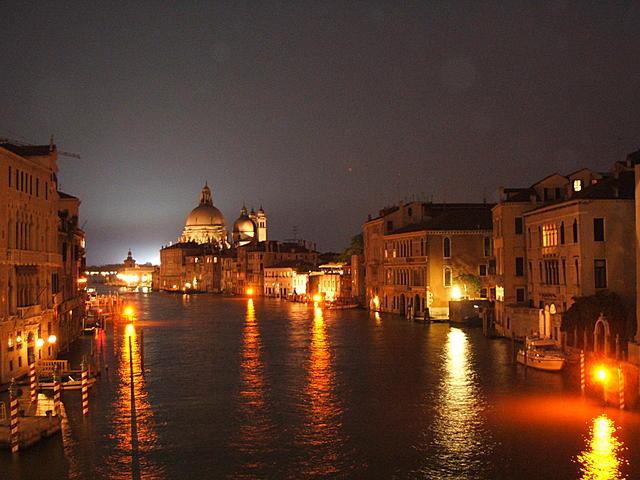 半夜威尼斯（威尼斯晚上的风景）